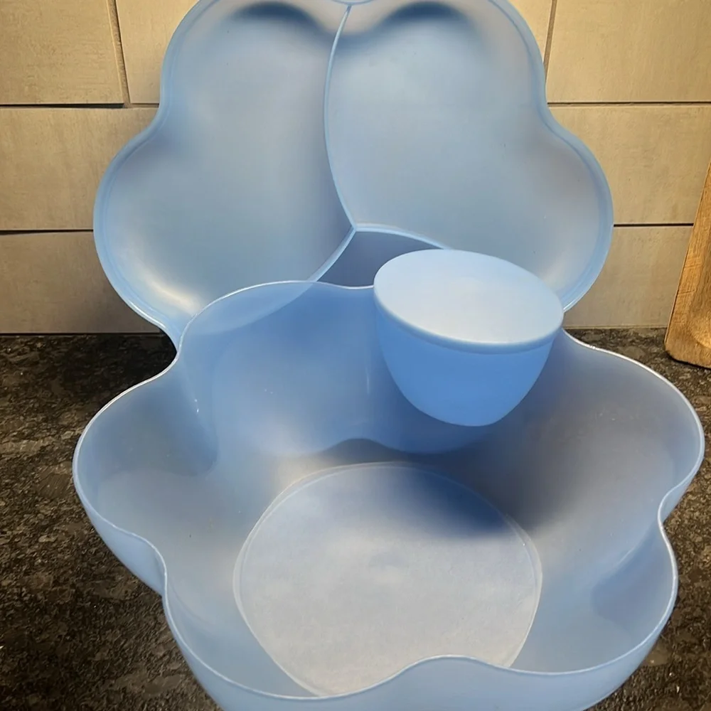 Vintage Tupperware blue chip and dip bowl with lid. Believed to be new. Parties